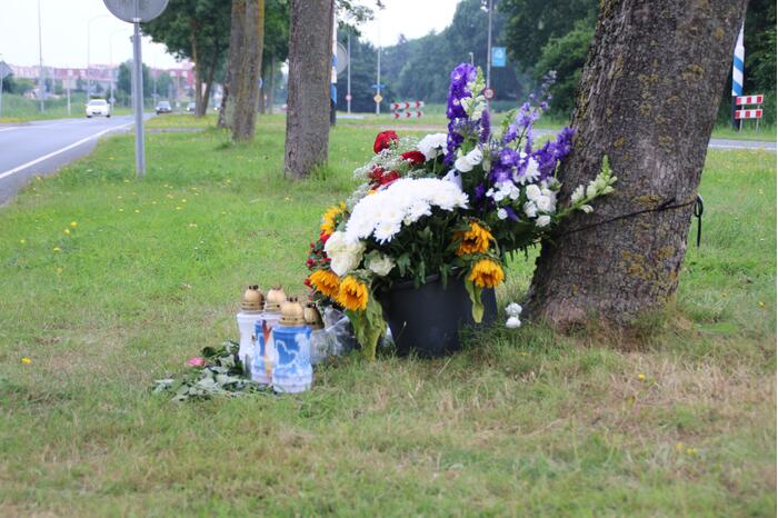 Bloemen neergelegd voor overleden motorrijder (30)