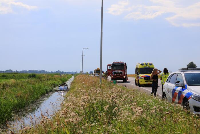 Auto raakt van de snelweg belandt in sloot