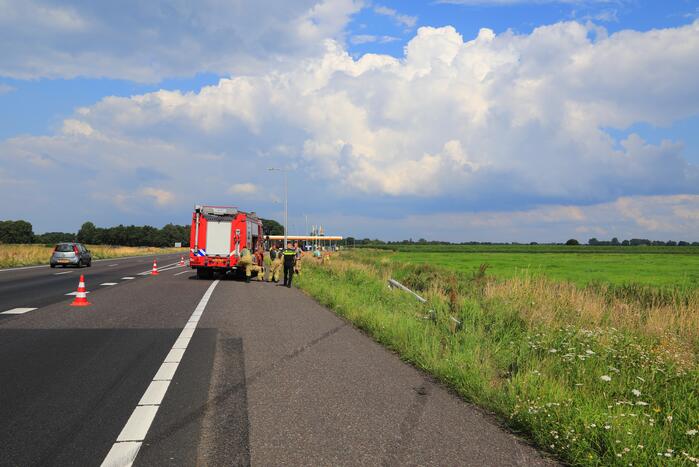 Auto raakt van de snelweg belandt in sloot