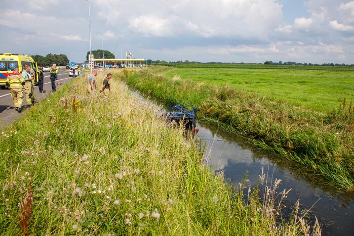 Auto raakt van de snelweg belandt in sloot
