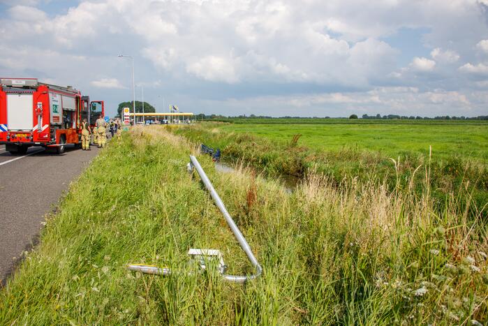 Auto raakt van de snelweg belandt in sloot