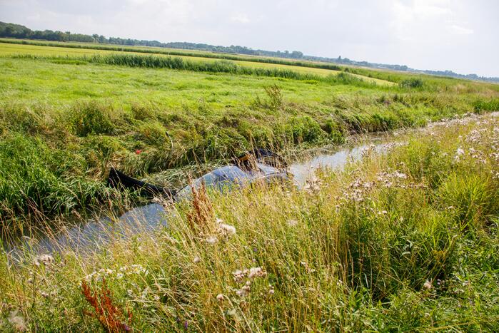 Auto raakt van de snelweg belandt in sloot