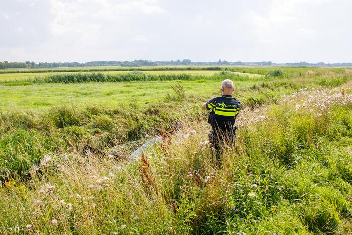 Auto raakt van de snelweg belandt in sloot