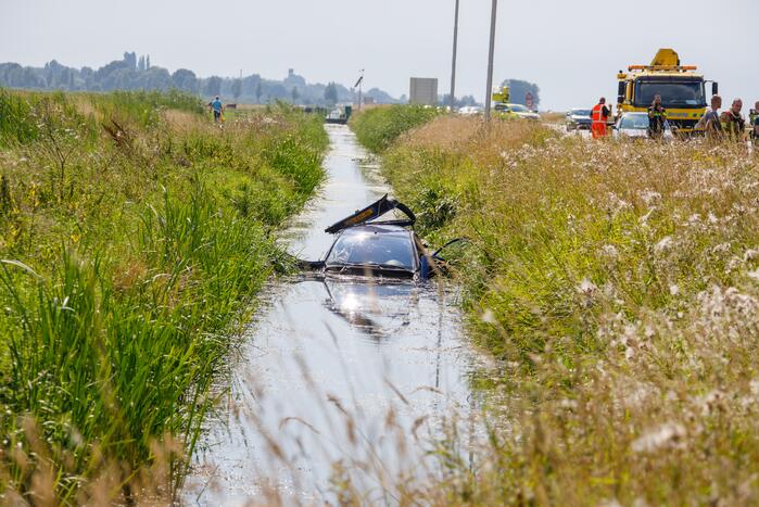 Auto raakt van de snelweg belandt in sloot
