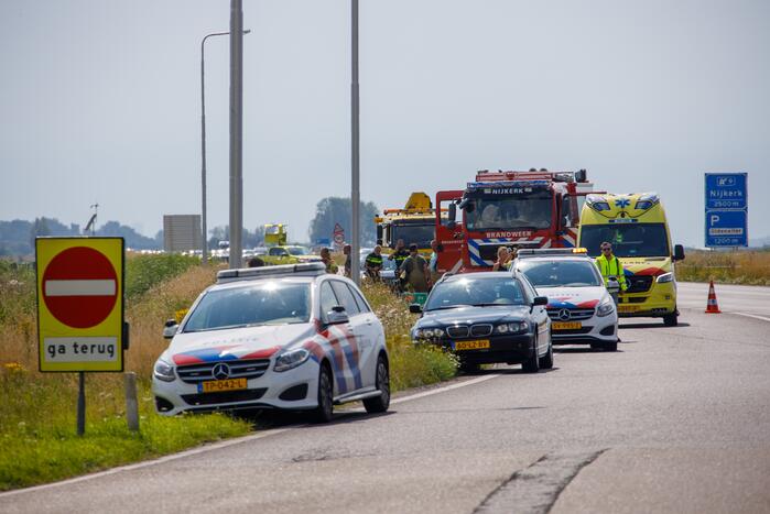 Auto raakt van de snelweg belandt in sloot
