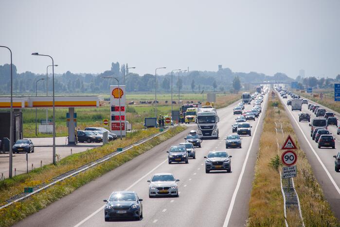 Auto raakt van de snelweg belandt in sloot