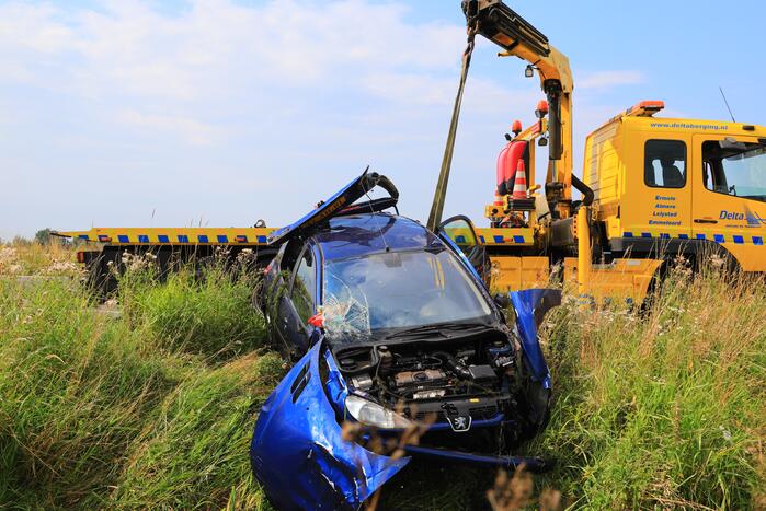 Auto raakt van de snelweg belandt in sloot