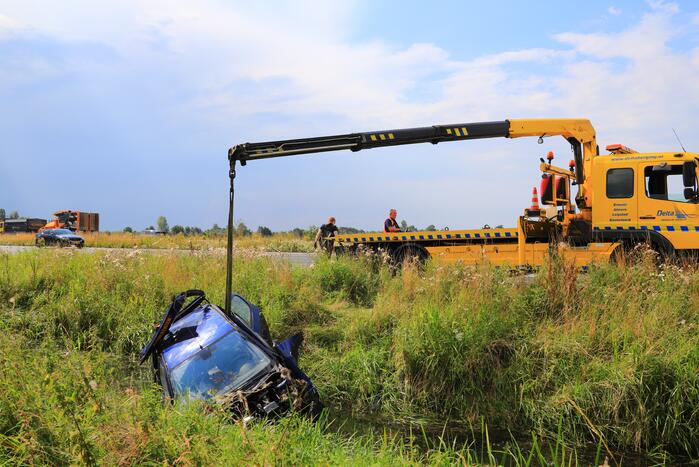 Auto raakt van de snelweg belandt in sloot