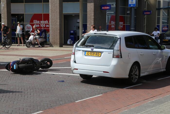 Scooterrijder botst met scooter achter op auto