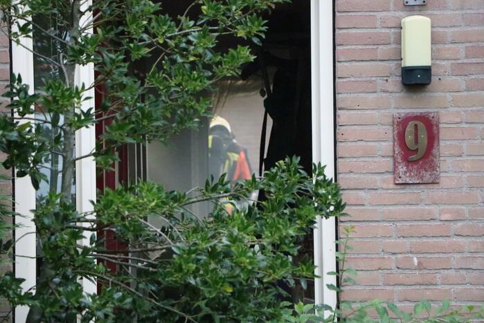Bewoner ademt rook in bij woningbrand