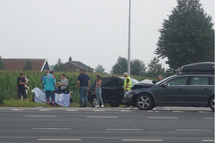Flinke schade na botsing op kruispunt