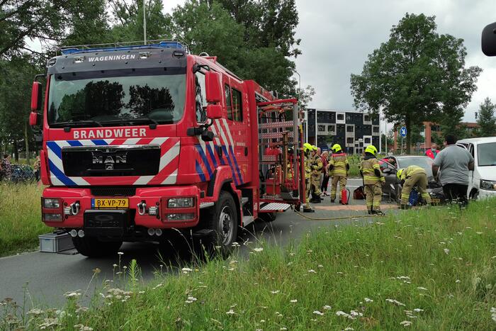 Bestelbus en personenwagen botsen op kruising