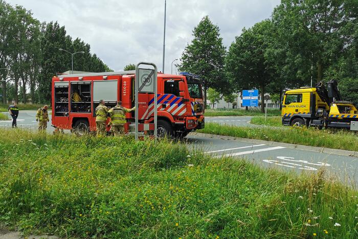 Bestelbus en personenwagen botsen op kruising