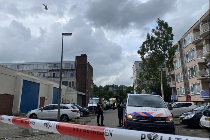 Ernstig gewonde bij schietpartij in auto