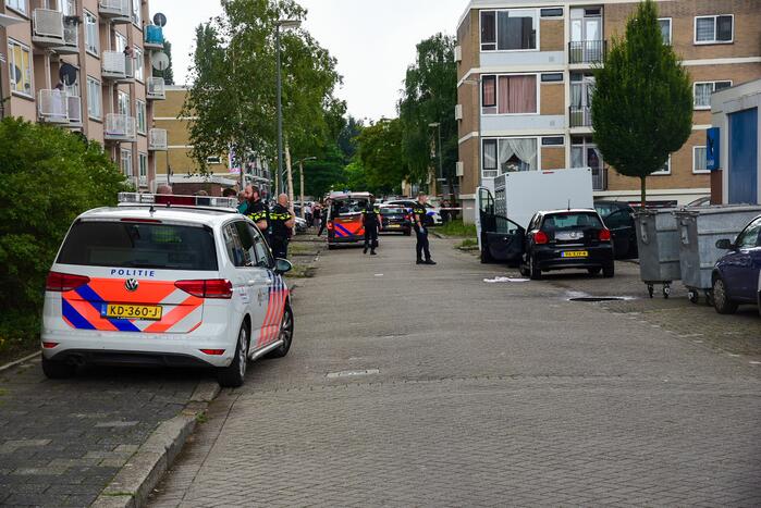 Ernstig gewonde bij schietpartij in auto