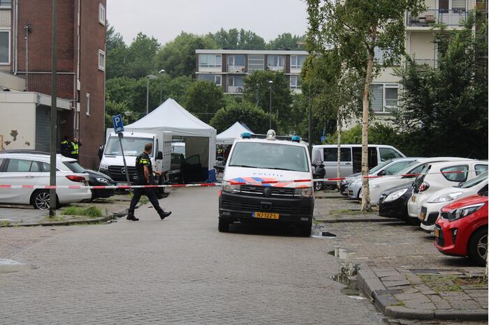 Ernstig gewonde bij schietpartij in auto