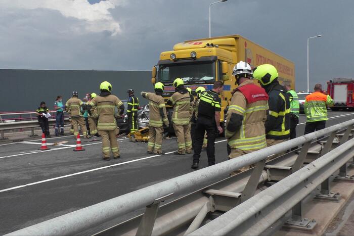 Twee auto's en een vrachtwagen betrokken bij ernstig ongeluk