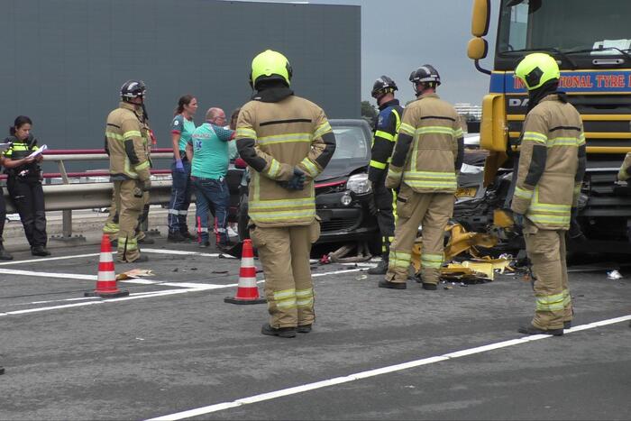 Twee auto's en een vrachtwagen betrokken bij ernstig ongeluk