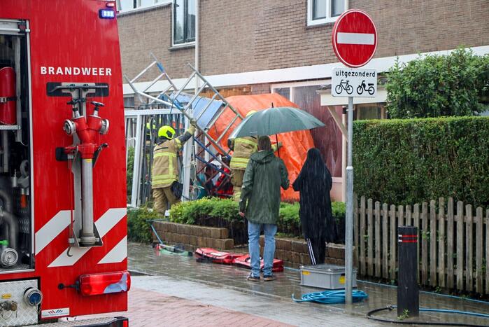 Persoon zwaargewond door omgevallen steiger