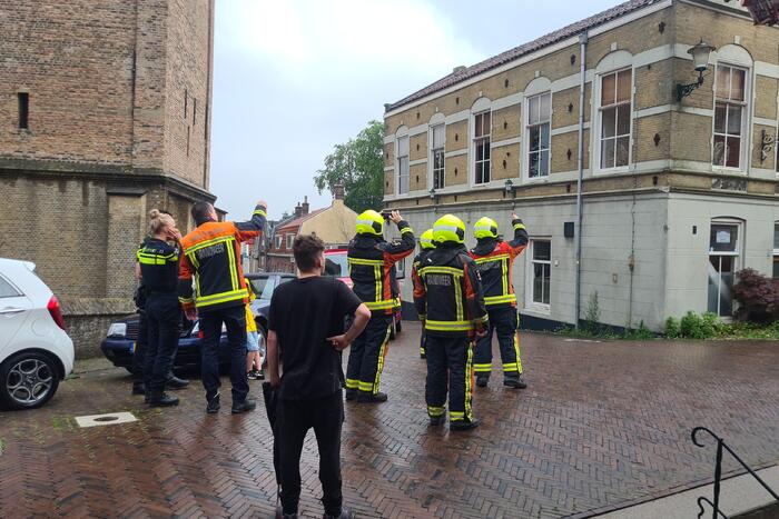 Stukken steen vallen van woning