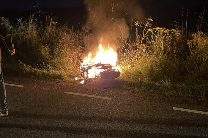 Brandweer blust brandende scooter