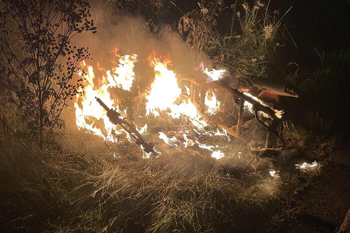 Brandweer blust brandende scooter