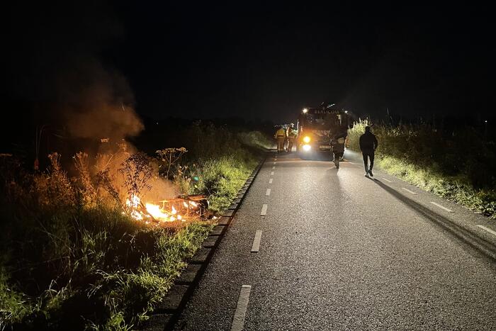 Brandweer blust brandende scooter