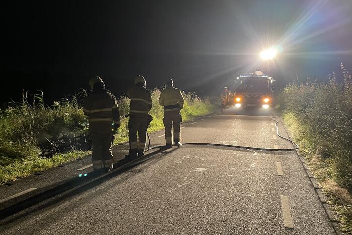 Brandweer blust brandende scooter