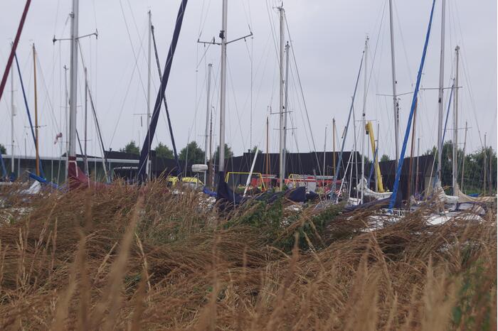 Grote zoekactie naar mogelijk persoon te water Jachthaven 't Raboes