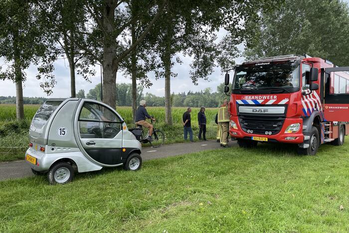 Man glijdt met brommobiel van talud af