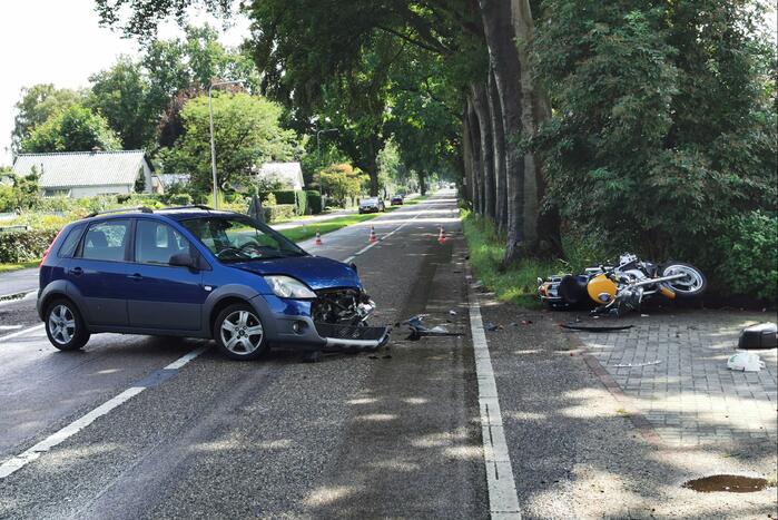 Motorfiets geschept door afslaande auto