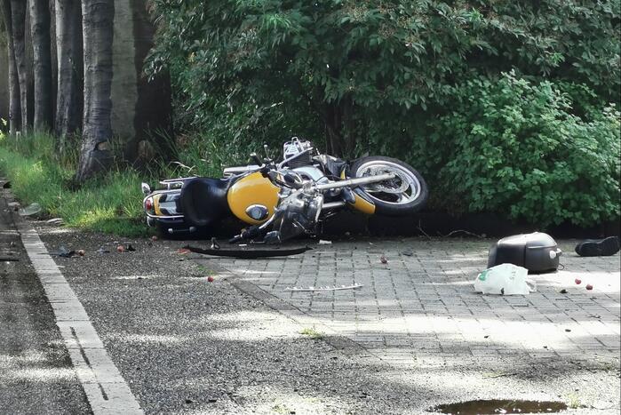 Motorfiets geschept door afslaande auto