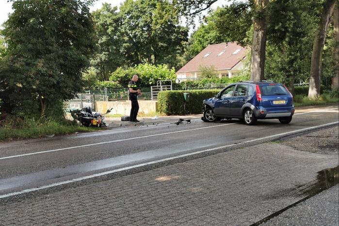 Motorfiets geschept door afslaande auto