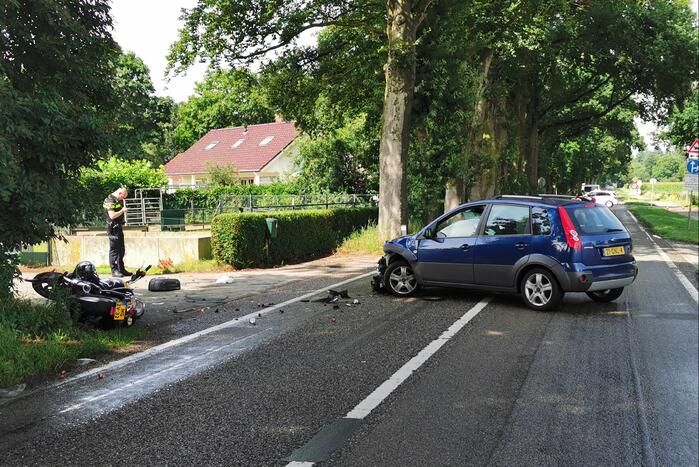Motorfiets geschept door afslaande auto