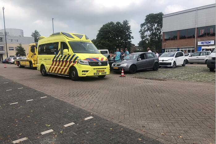 Vrouw ramt andere auto's bij inparkeren