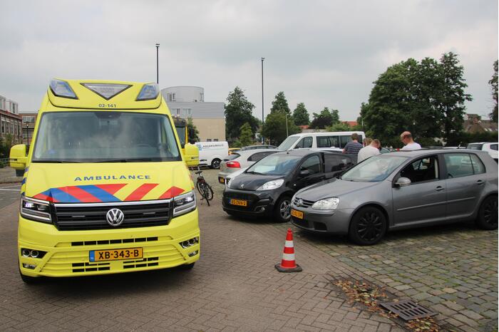 Vrouw ramt andere auto's bij inparkeren