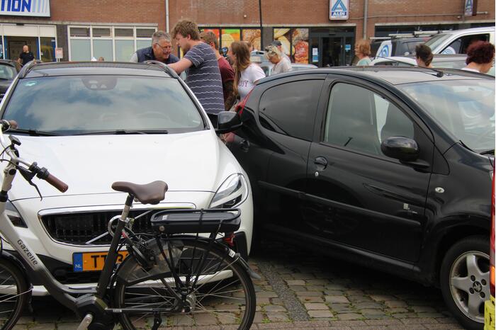 Vrouw ramt andere auto's bij inparkeren