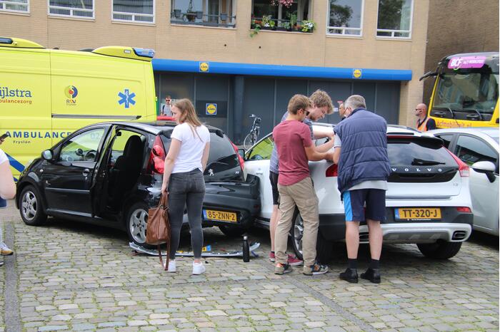 Vrouw ramt andere auto's bij inparkeren