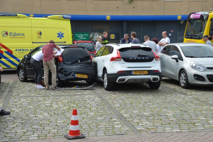 Vrouw ramt andere auto's bij inparkeren