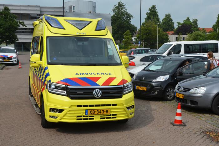 Vrouw ramt andere auto's bij inparkeren