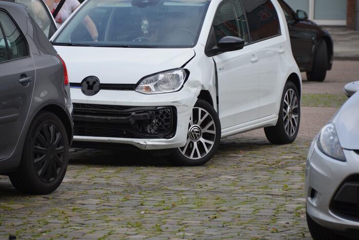 Vrouw ramt andere auto's bij inparkeren