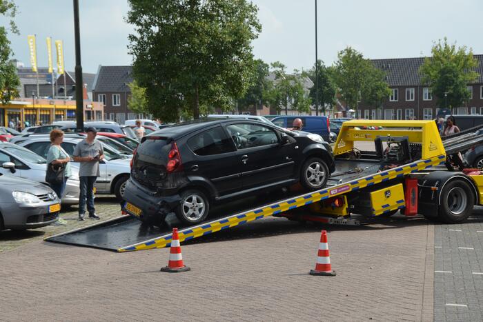 Vrouw ramt andere auto's bij inparkeren