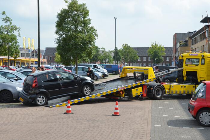 Vrouw ramt andere auto's bij inparkeren