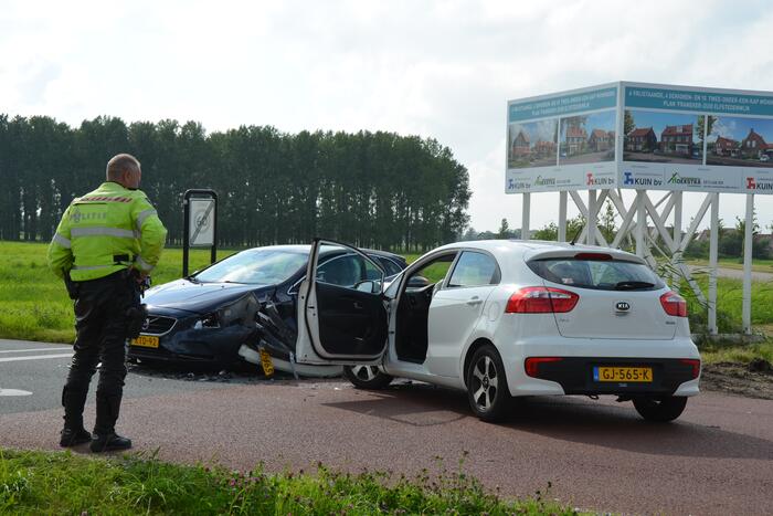 Twee auto's in de kreukels na botsing