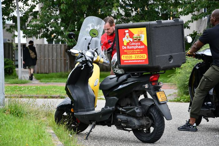 Bezorger gaat onderuit brommer en botst op auto