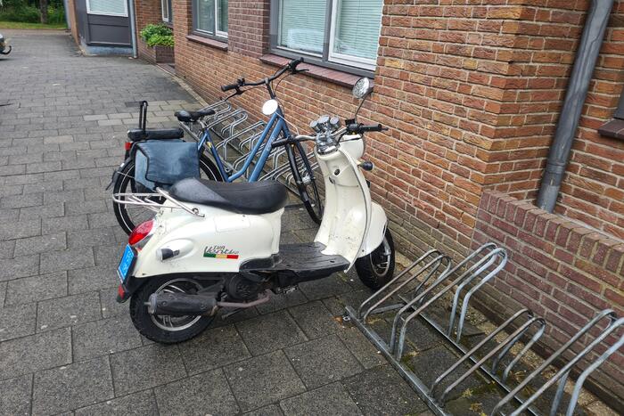 Twee opzittenden gaan met scooter onderuit