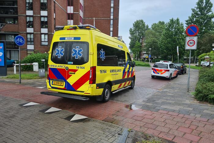 Twee opzittenden gaan met scooter onderuit