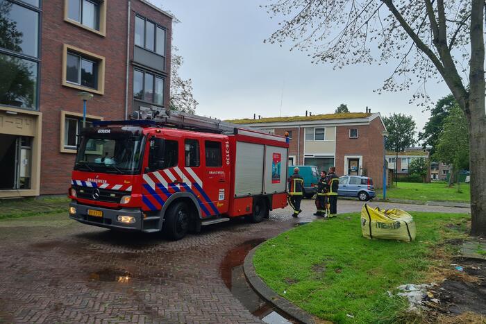 Brandweer ventileert kelder na vreemde lucht