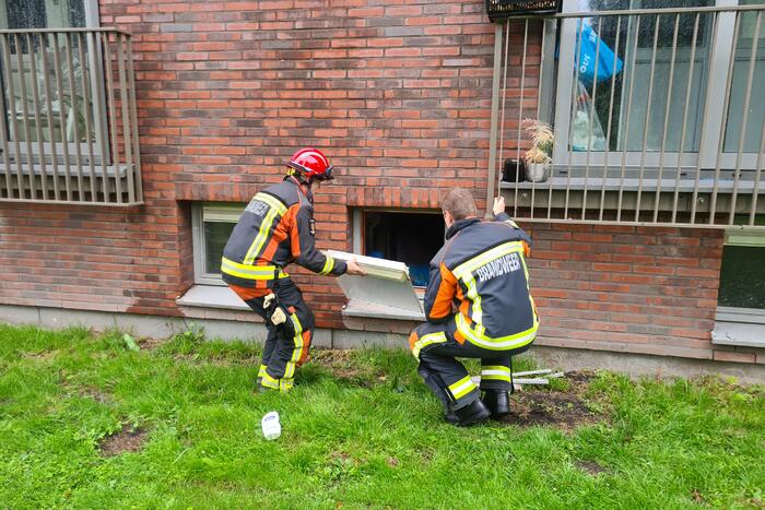 Brandweer ventileert kelder na vreemde lucht