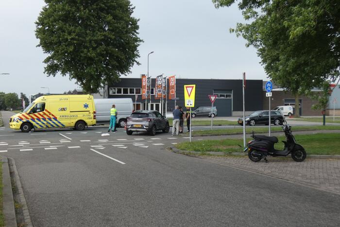 Scooterrijder gewond na ongeval met auto